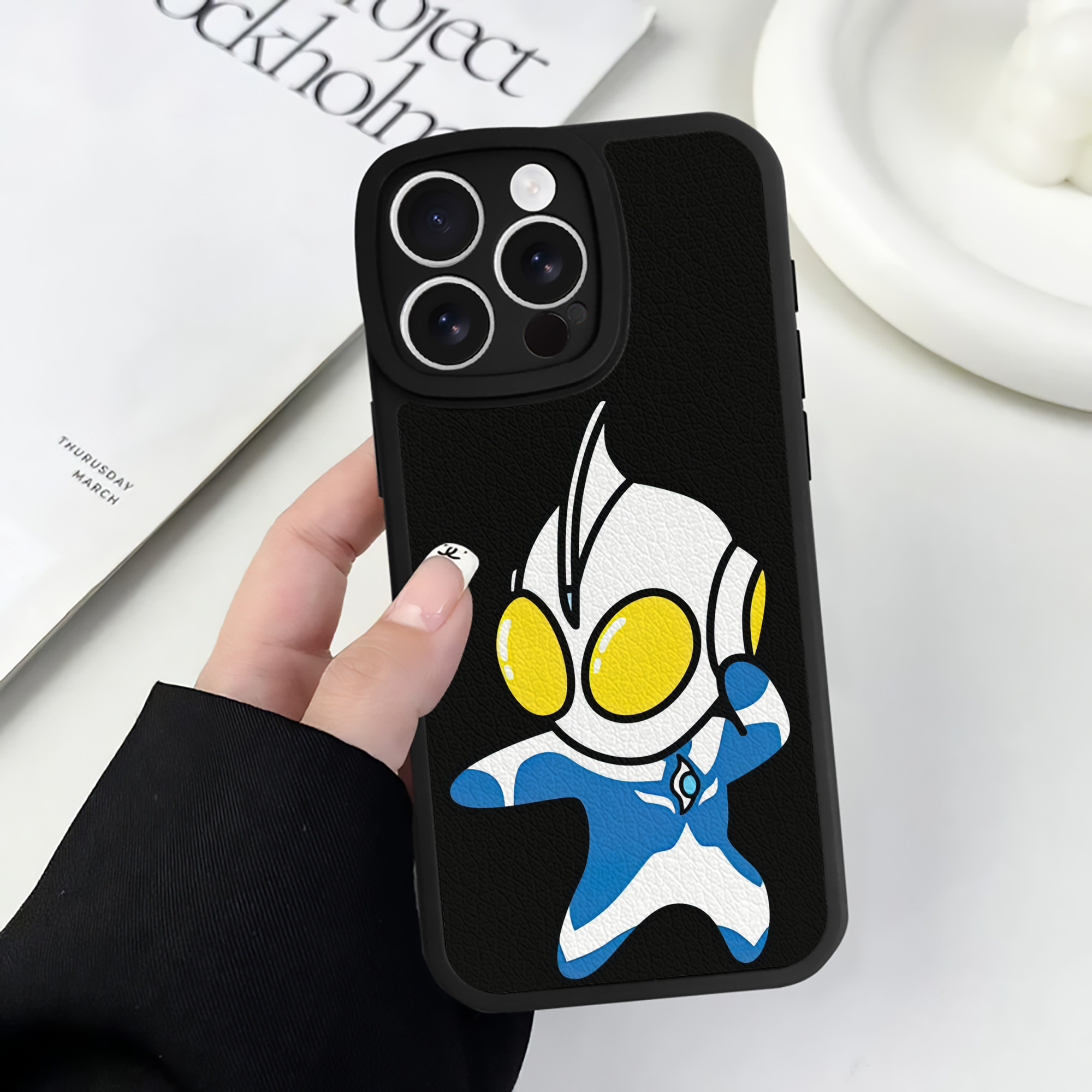 （画像用） ウルトラマン Ultraman 【iPhone 16シリーズ対応】シリコンスマホケース（レザー調） 材質：シリコン